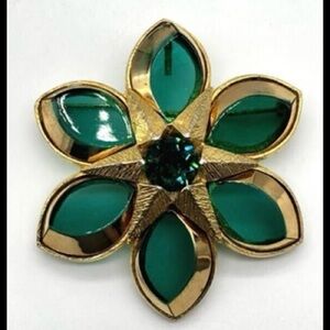 Vintage🎄 Van S Authentics Gold Tone Brooch with emerald green glass stones.